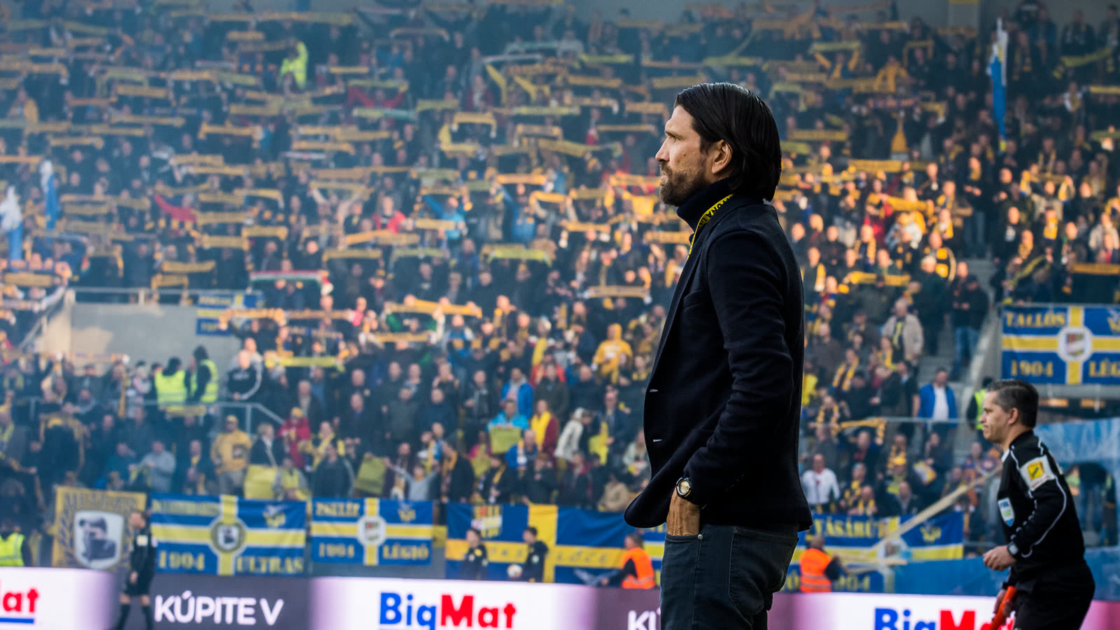 Peter Hyballa am Spielfeldrand vor vollem Stadion